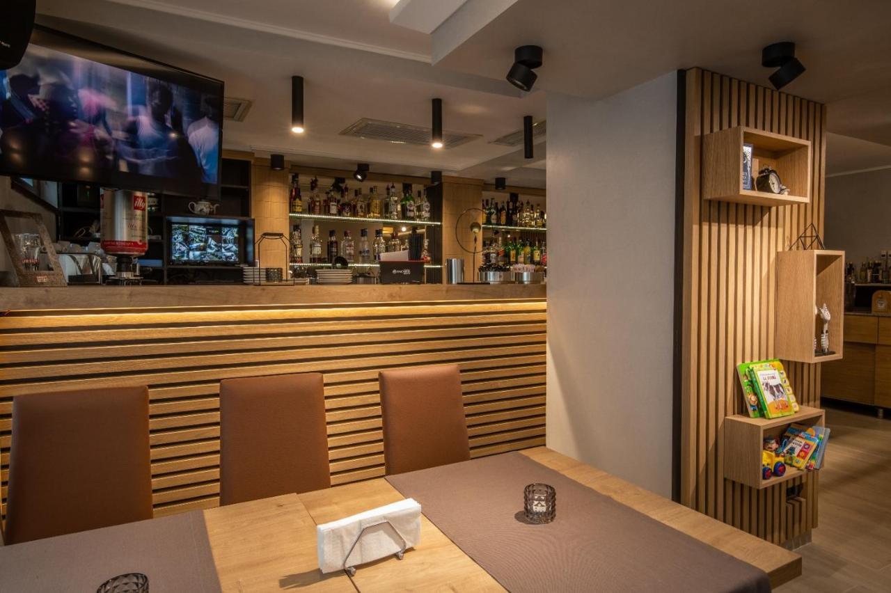 Apartament Tatu Bar&Grill オトペニ エクステリア 写真