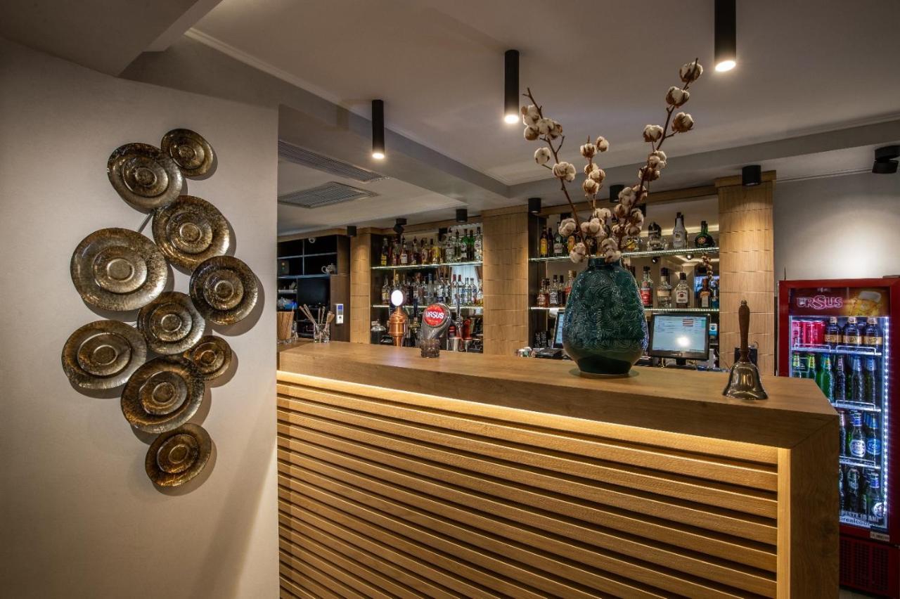 Apartament Tatu Bar&Grill オトペニ エクステリア 写真
